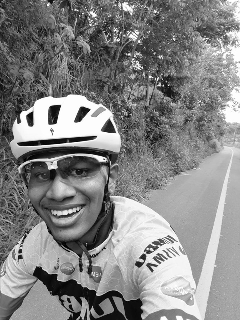 Foto Denilson andando de bike